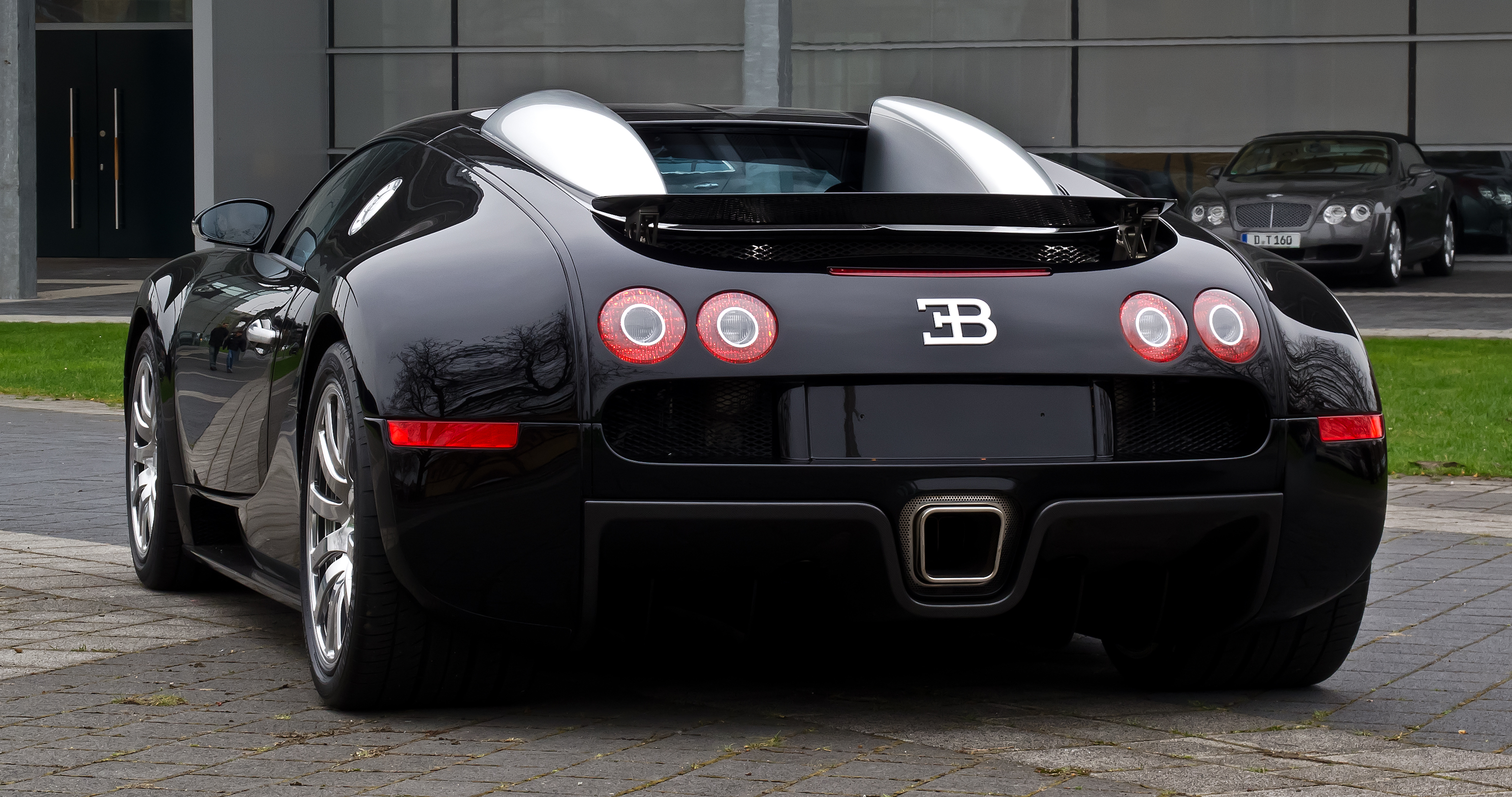 Bugatti_Veyron_16.4_%E2%80%93_Heckansicht_(10),_5._April_2012,_D%C3%BCsseldorf.jpg