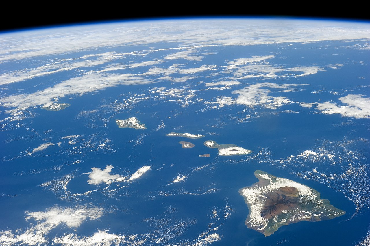 1280px-ISS-38_Hawaiian_Island_chain.jpg