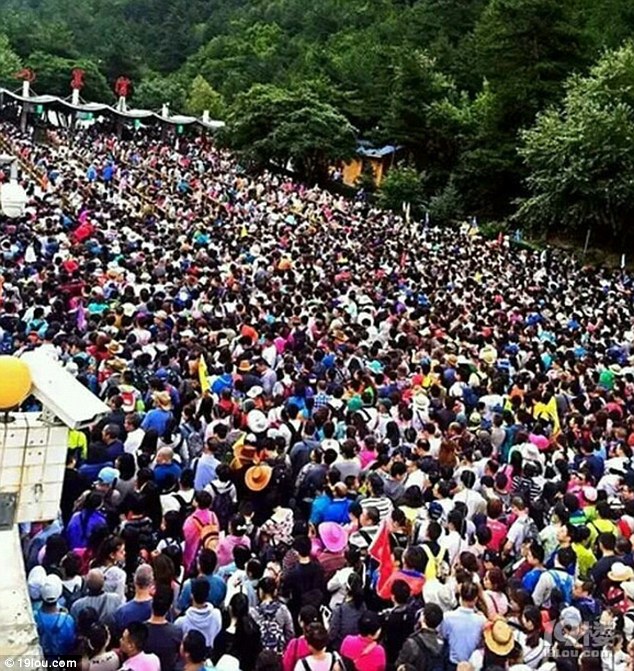 3724B1F200000578-3735799-Waiting_for_hours_On_August_10_Jiuzhaigou_National_Park_received-m-7_...jpg