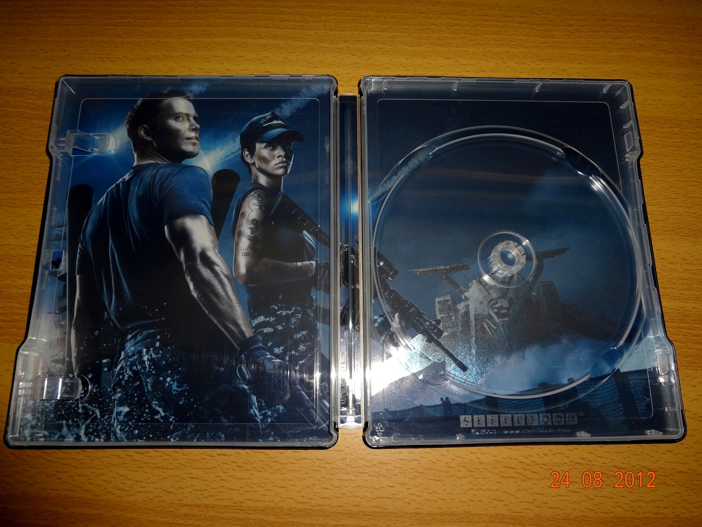 Battleship Embossed Steelbook Inside (Large).JPG