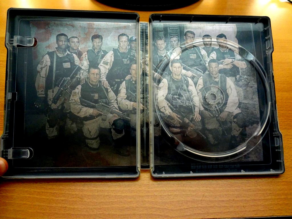 Black Hawk Down Play.com Exclusive Steelbook Inside.JPG