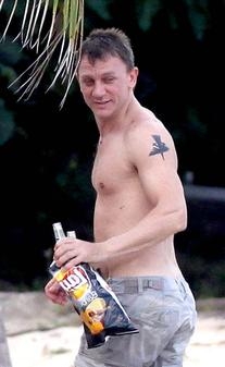 daniel-craig-lays-chips-small.jpg