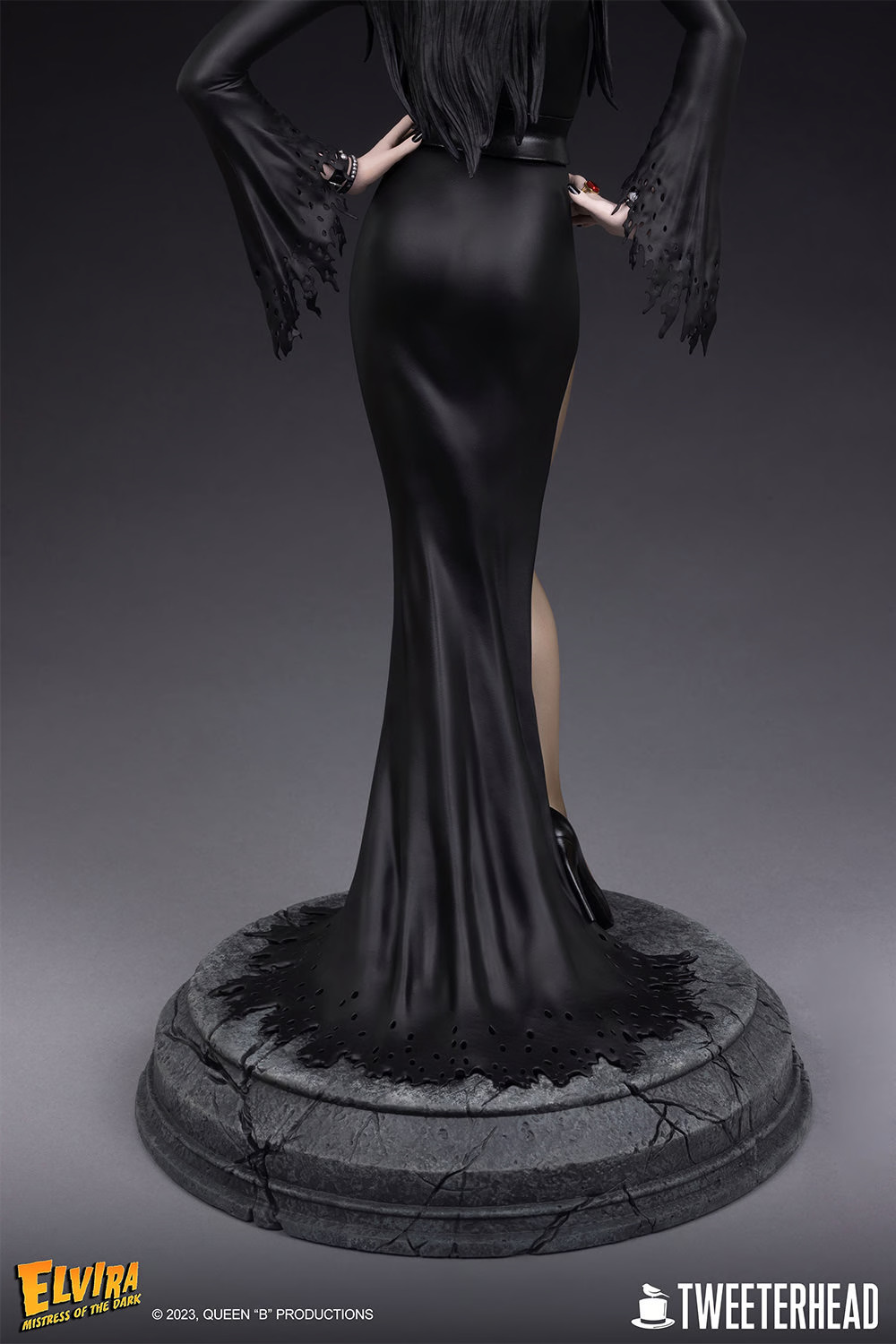elvira-mistress-of-the-dark-14-scale-maquette-by-tweeterhead_elvira_gallery_650a18fb576ee.jpg
