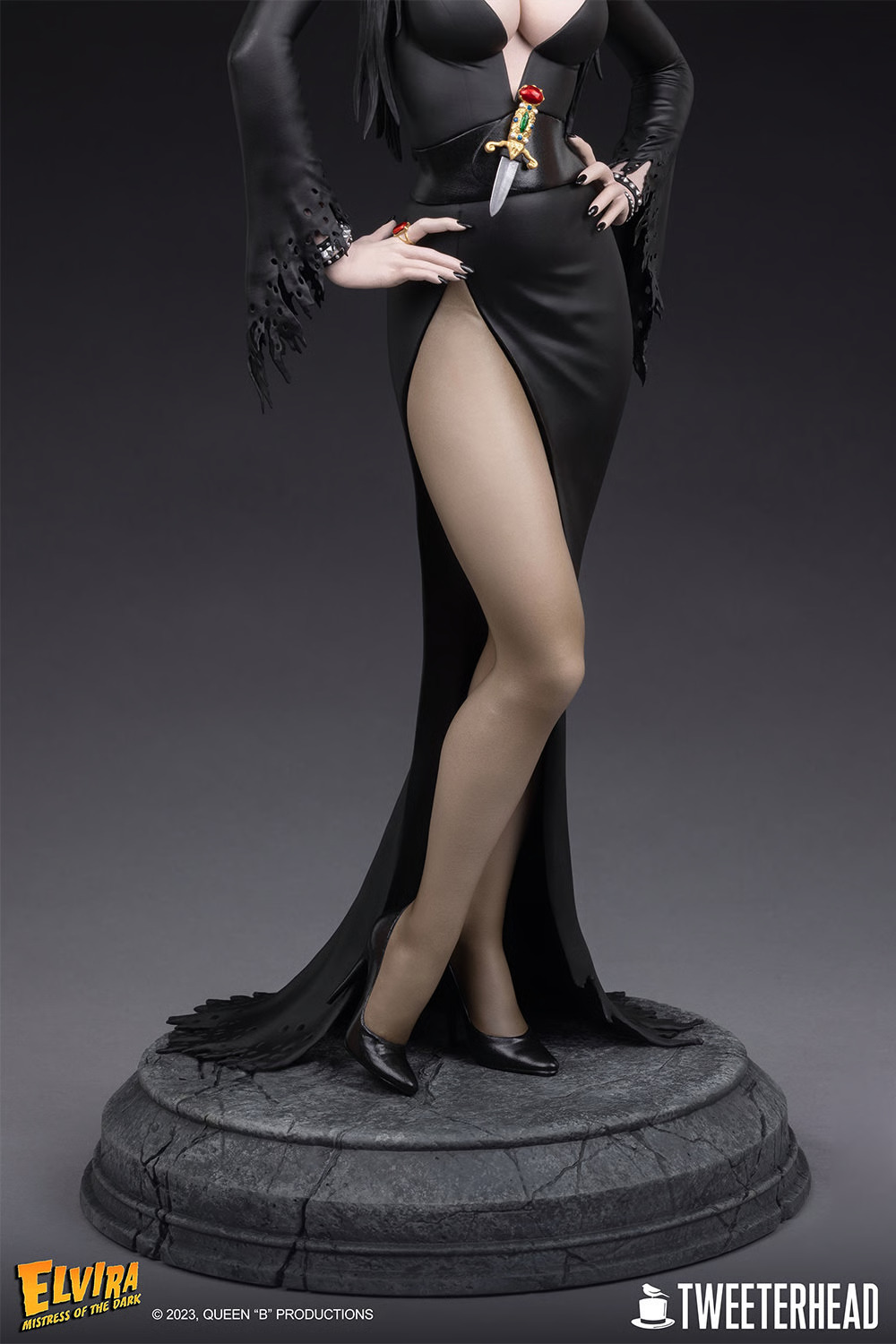 elvira-mistress-of-the-dark-14-scale-maquette-by-tweeterhead_elvira_gallery_650a190be5264.jpg
