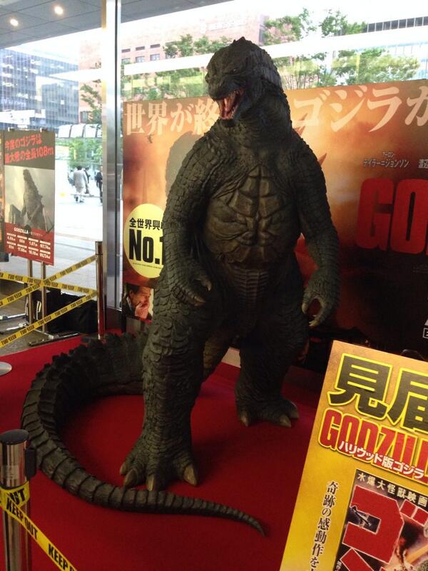 Godzilla_Japanese_Statue1.jpg