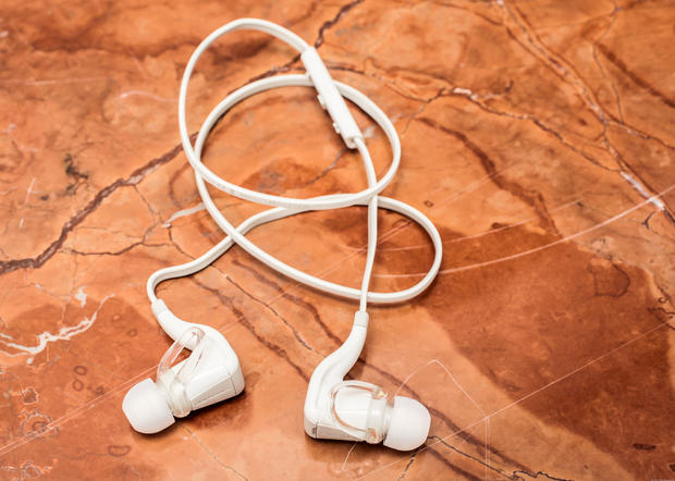 Plantronics_BackBeat_Go_2_+_Charging_Case_35823599_35823596_06.jpg