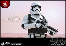 star-wars-stormtrooper-jakku-exclusive-sixth-scale-hot-toys-902579-08.jpg
