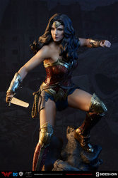 dc-comics-batman-vs-superman-wonder-woman-premium-format-300400-02.jpg