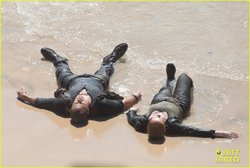 chris-pratt-bryce-dallas-howard-jurassic-world-02.jpg