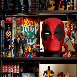 MARVEL LEGENDS DEADPOOL’S PREMIUM INTERACTIVE HEAD - Lifestyle (6).jpg