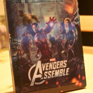 Avengers Assemble Zavvi UK Lenticular Magnet Edition - Front with Magnet