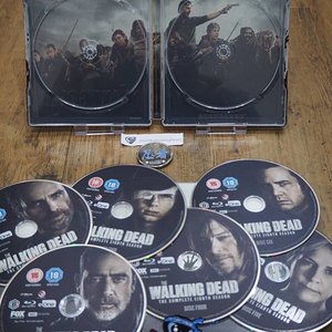 WalkingDead8_zavvi_insideanddiscart.jpg