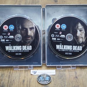WalkingDead8_zavvi_opensteelbook_inside.jpg