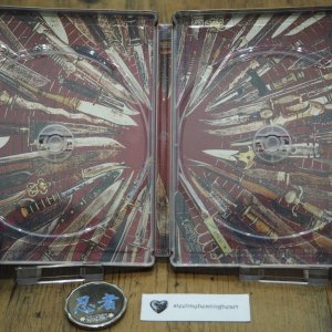 KnivesOut_zavvi_insideartwork.jpg