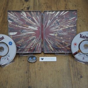 KnivesOut_zavvi_inside2.jpg