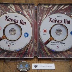 KnivesOut_zavvi_inside.jpg