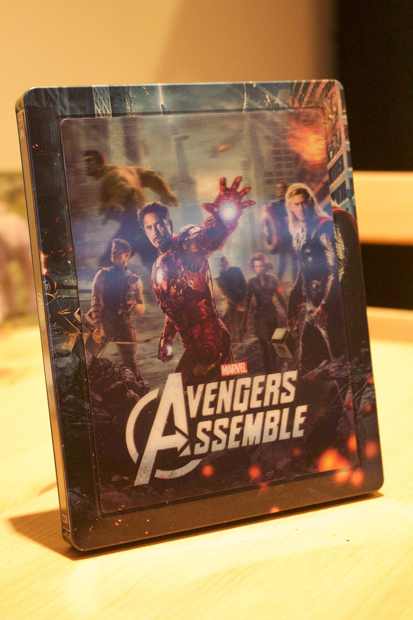 Avengers Assemble Zavvi UK Lenticular Magnet Edition - Front with Magnet