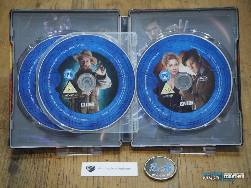 DoctorWho_s5_steelbook_inside.jpg