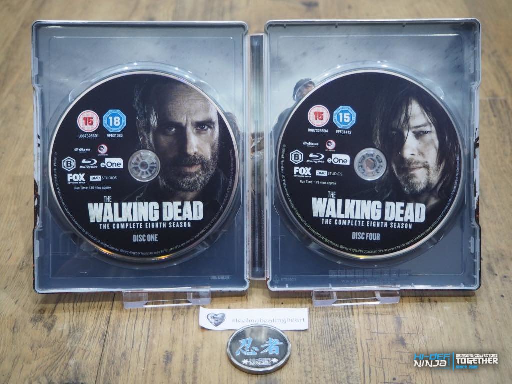 WalkingDead8_zavvi_opensteelbook_inside.jpg