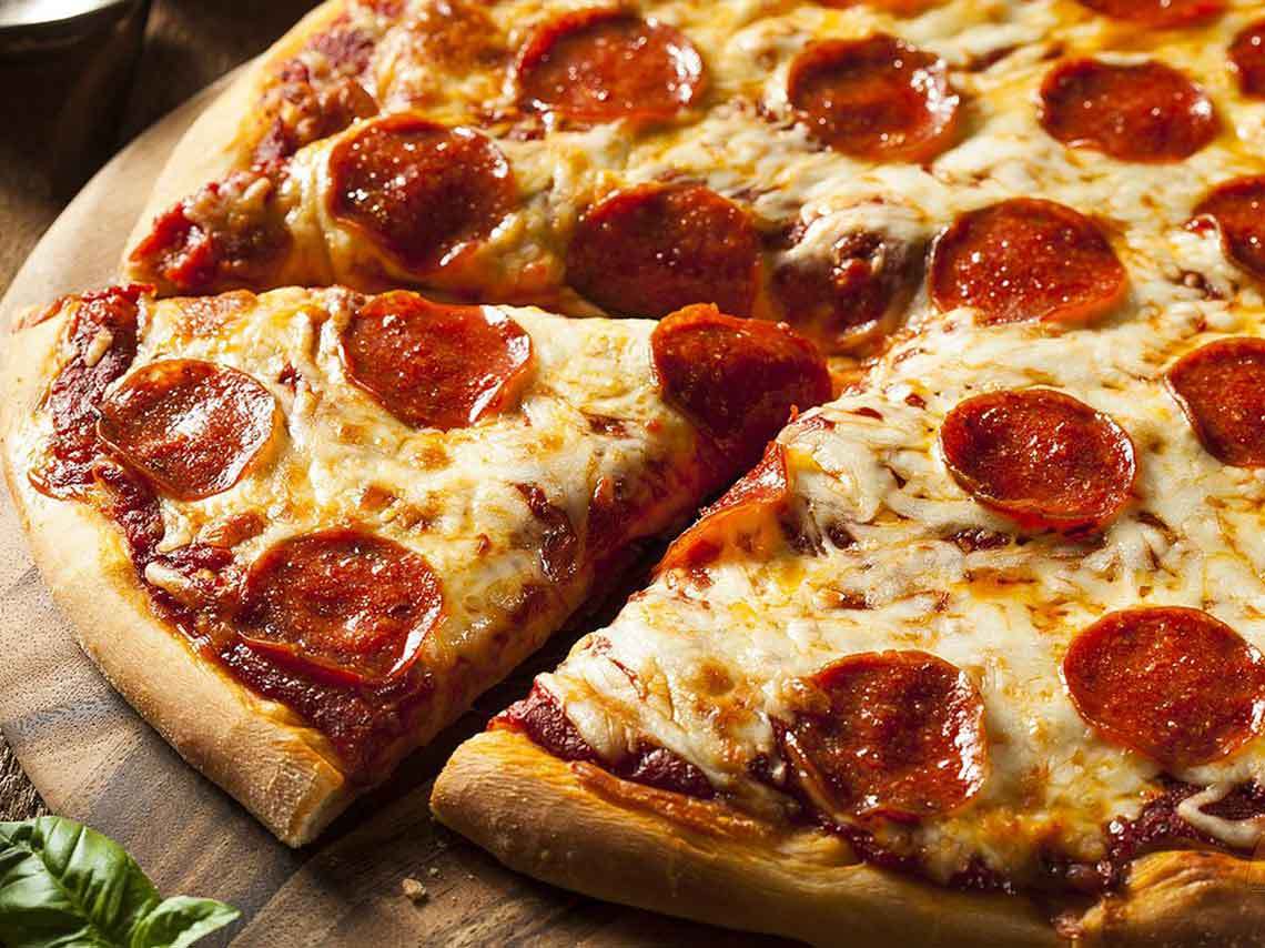 Lucianos-Pizzeria-Welland-Pizza5.jpg