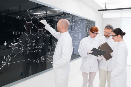 scientist-08-16011_450.jpg