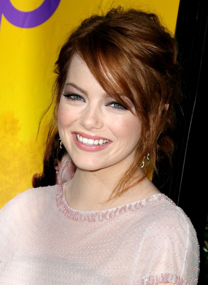 emma-stone-premiere-the-help-01.jpg