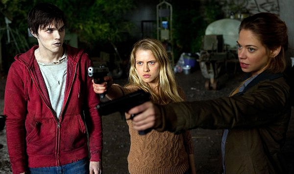 warm-bodies-teresa-palmer-gun.jpg