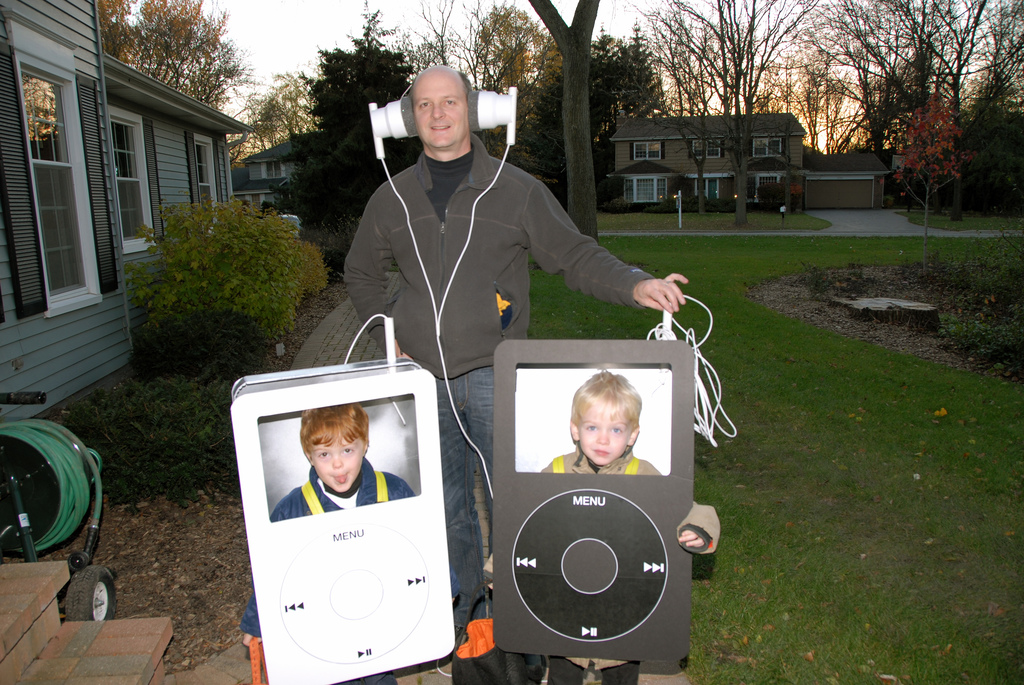 halloween%20costumes%20ipod%20and%20earbuds.jpg