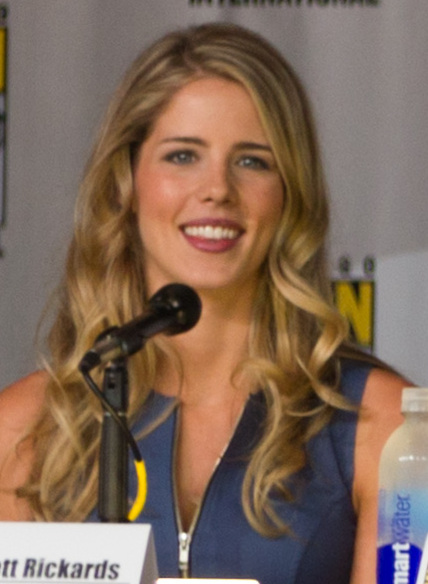 Emily_Bett_Rickards_at_the_2013_Comic-Con_%28cropped%29.jpg